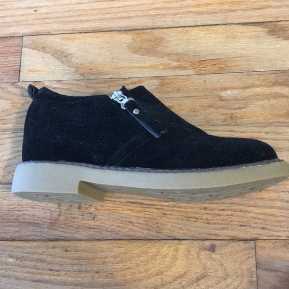 Black Low-Cut Boots - Picture 2 of 3